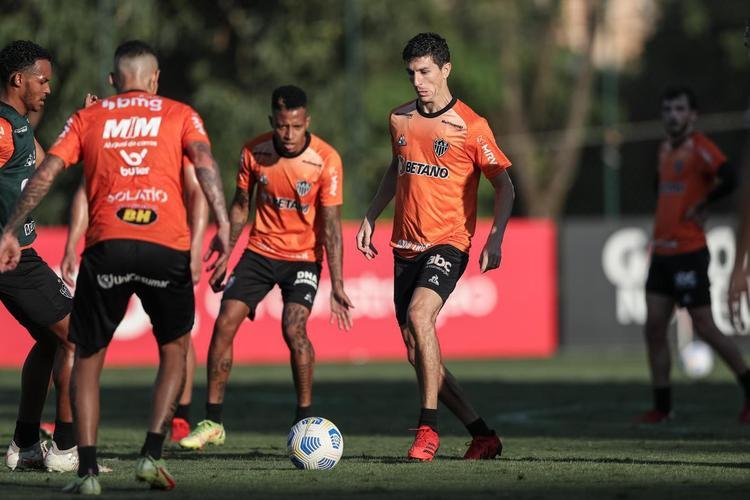 Com Guilherme Arana de volta, Cuca comanda atividade na Cidade do Galo