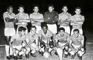 Sporting Cristal (17 jogos entre 1962 e 1969) - O time peruano conseguiu, nos anos 1960, o recorde de invencibilidade que segue até hoje na Copa Libertadores. Nas edições de 1962, 1968 e 1969, o Sporting Cristal ficou impressionantes 17 jogos sem perder na competição, com oito vitórias e nove empates. Na trajetória, enfrentou equipes tradicionais, como Racing (vitória por 2 a 1 em casa, quando a série se iniciou), Peñarol (dois empates) e Universidad Católica (triunfo por 2 a 0 no Peru). A série foi quebrada na primeira fase de 1969, quando o Santiago Wanderers venceu por 2 a 0 no Chile.