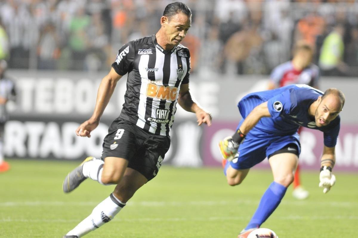 No primeiro tempo, Atltico abriu 3 a 1 no placar, com gols de Luan e Ricardo Oliveira (2)