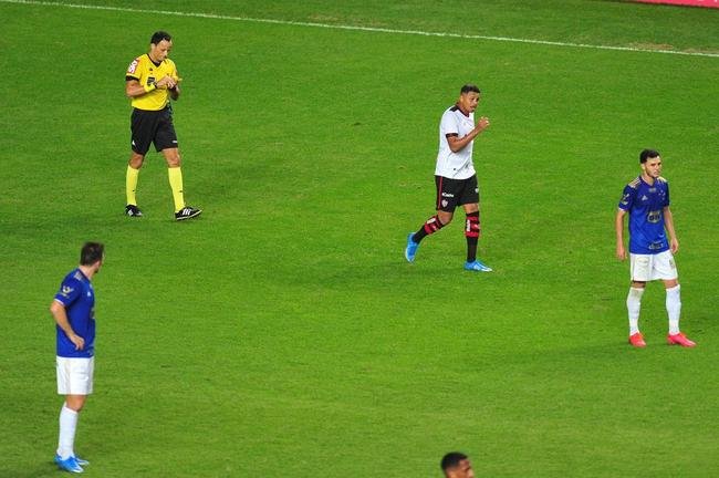 Fotos do duelo entre Cruzeiro e Vitria, no Independncia, em Belo Horizonte, pela 17 rodada da Srie B do Campeonato Brasileiro