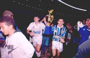 Em 1993, o Cruzeiro faturou a Copa do Brasil pela primeira vez. Aps 0 a 0 no jogo de ida, no Olmpico, em Porto Alegre, a Raposa venceu o Tricolor por 2 a 1, no Mineiro. Roberto Gacho abriu o placar, e Pingo empatou para os visitantes. Cleisson, aos 46 do segundo tempo, marcou o gol da conquista estrelada
 
