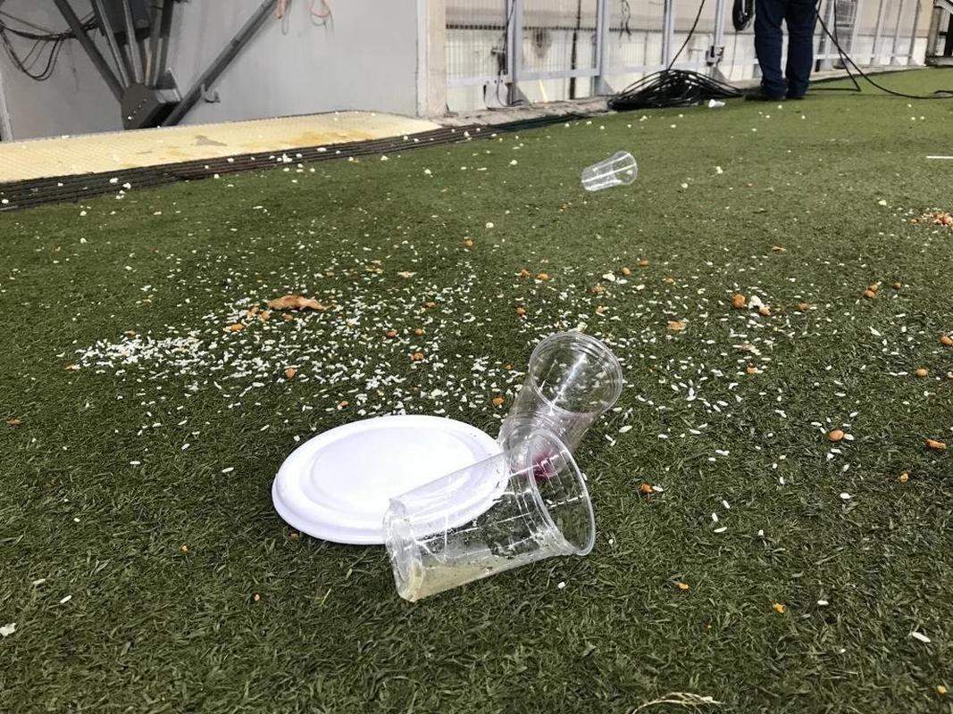 Torcida do Atltico arremessa alimentos e copos em jogadores