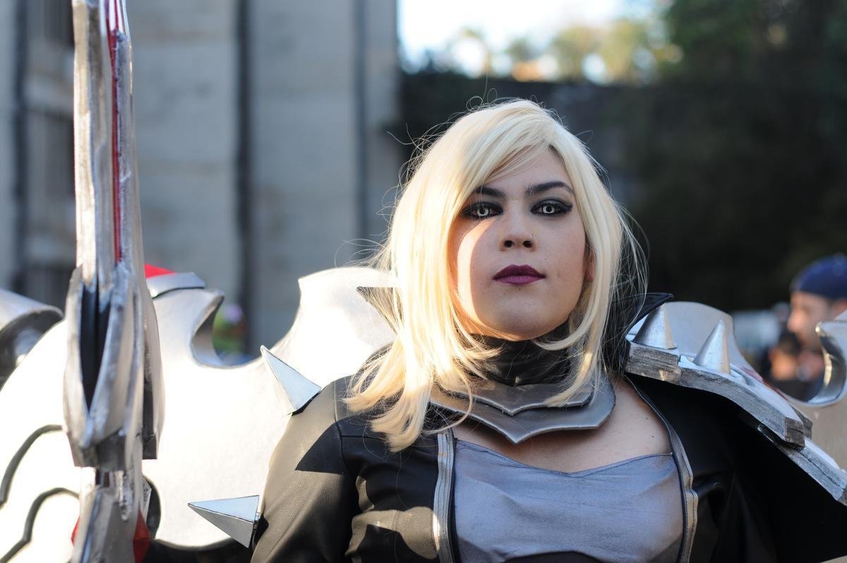 Equipes paiN Gaming e Team oNe duelam no Mineirinho para saber quem ser o vencedor do Campeonato Brasileiro de League of Legends (CBLoL), game de computador que virou febre no mundo inteiro. Durante o evento, cosplayers so uma das atraes, que chamam a ateno dos fs.