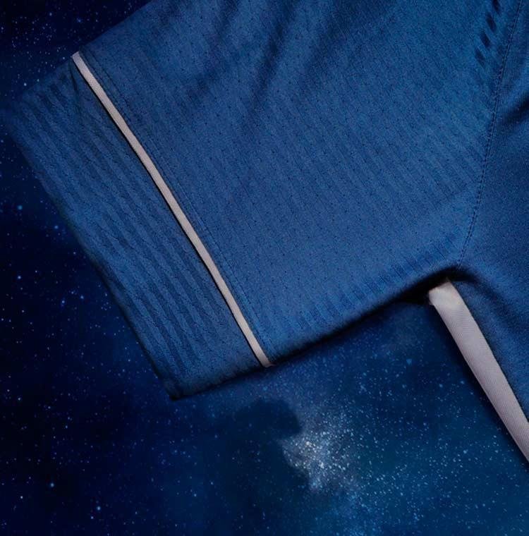 Veja imagens da nova camisa nmero 3 do Cruzeiro lanada pela Umbro