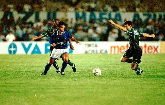 Fotos do empate por 1 a 1 entre Cruzeiro e Palmeiras, no Mineiro, na deciso da Copa do Brasil d 1996
