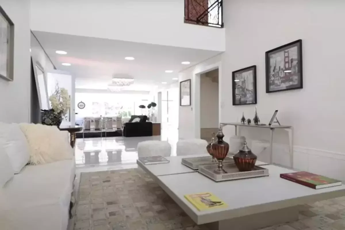 Imagens da manso em So Paulo que est  venda pelo atacante Luiz Adriano, do Internacional