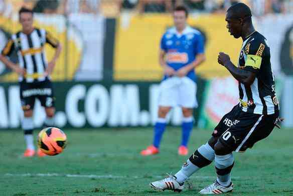Seedorf arrisca o lanamento na vitria do Botafogo contra o Cruzeiro
