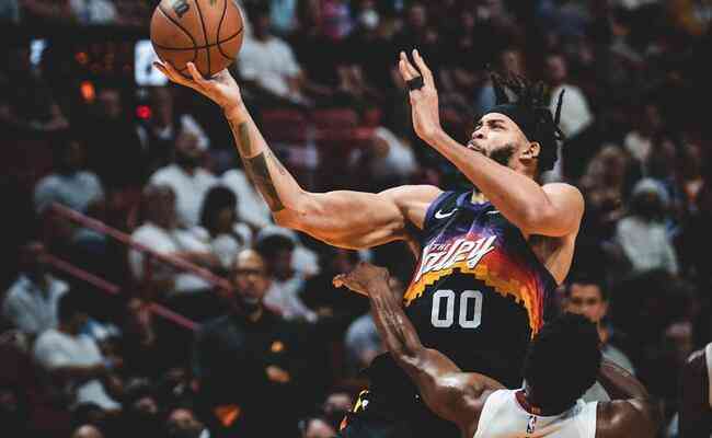 Pivô reserva do Suns, JaVale McGee anotou duplo-duplo de 11 pontos e 15 rebotes na vitória