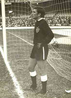 O uruguaio Ladislao Mazurkiewicz foi um goleiro e atuou no Galo entre os anos de 1972 e 1974. Com a camisa alvinegra, fez 89 jogos e levou 67 gols. Aps a Copa do Mundo de 1974, transferiu-se para o Granada, da Espanha, passou por Cobreloa e Amrica de Cali antes de retornar ao Pearol em 1981, clube no qual encerrou a carreira. No dia 2 de janeiro de 2013, o ex-goleiro faleceu na capital uruguaia. 