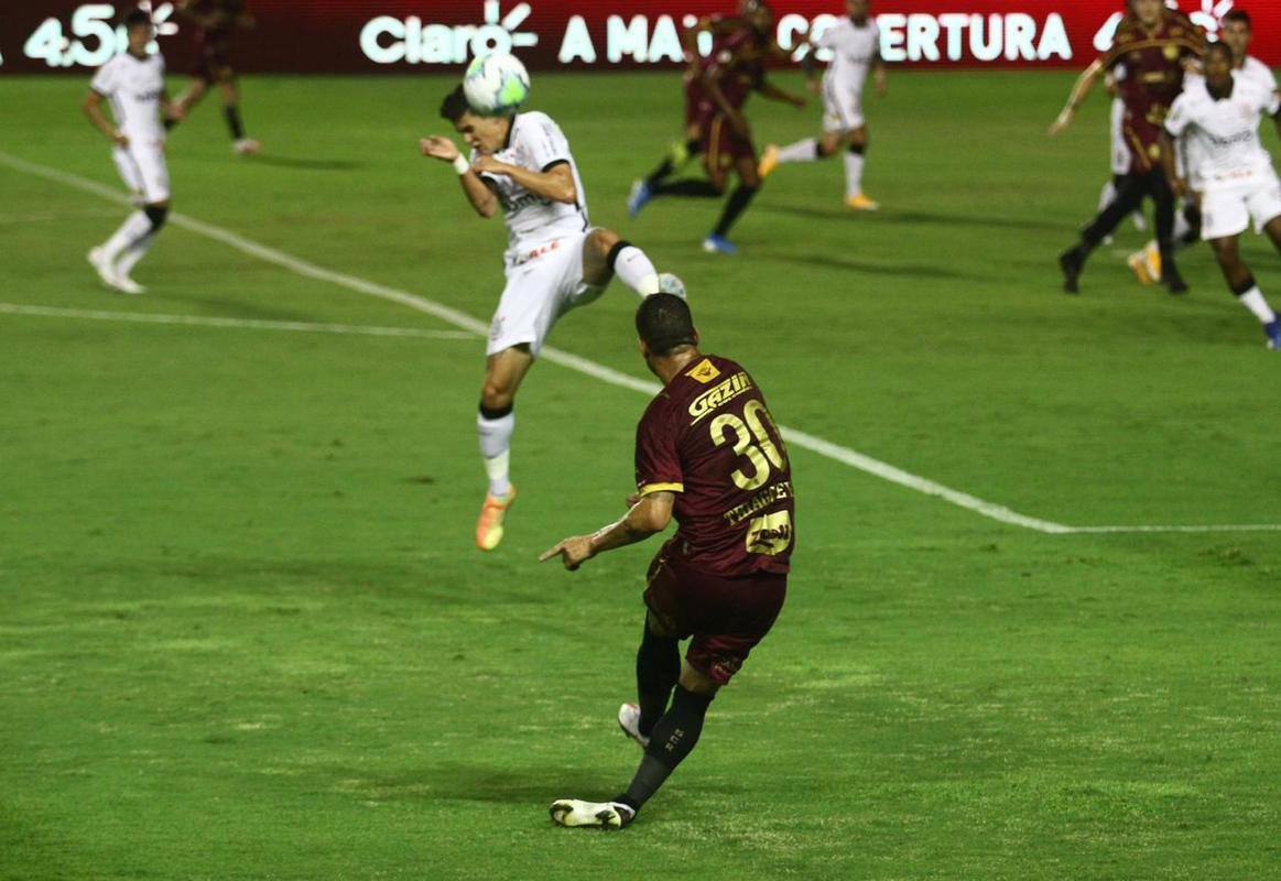 Com gol do zagueiro Maidana, de pênalti, Sport venceu o Corinthians em casa e deu um salto importante na tabela de classificação da Série A.