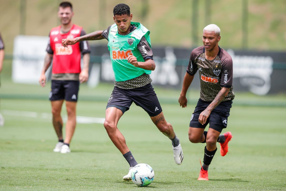Depois do empate por 2 a 2 com o Cear, no Castelo, pela 22 rodada do Brasileiro, Atltico voltou aos treinos nesta segunda-feira na Cidade do Galo. Atividade teve vrias caras novas, diante do elevado nmero de atletas infectados pela COVID-19