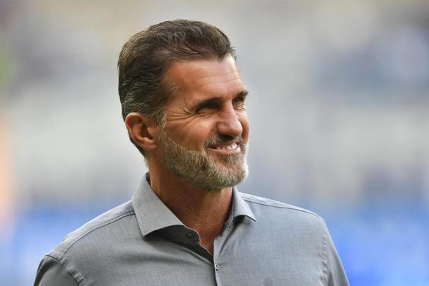 As expressões dos técnicos Abel Braga, do Cruzeiro, e Vagner Mancini, do Atlético, durante o clássico no Mineirão pela 32ª rodada do Campeonato Brasileiro. No começo do jogo, eles se abraçaram em clima amistoso.