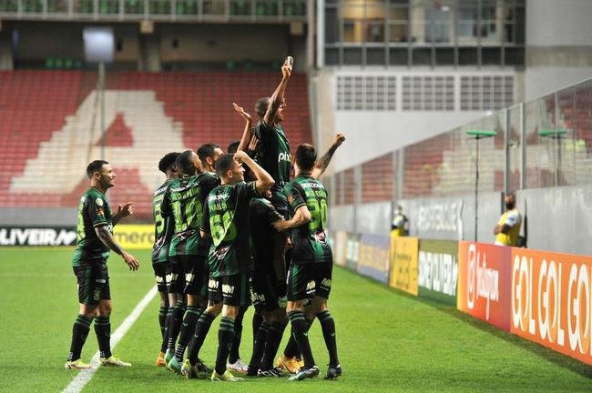 Fotos do gol de Juninho, o terceiro do Amrica na partida contra o Grmio, no Independncia, em BH, pelo Brasileiro: 3 a 0