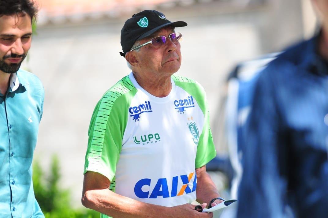 Tcnico Givanildo Oliveira foi apresentado no CT Lanna Drumond pelo presidente Marcus Salum e comandou seu primeiro treino visando ao jogo de quinta-feira, contra o Internacional, em Porto Alegre