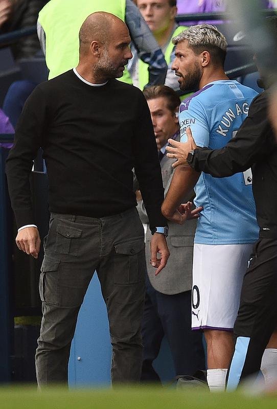 Momento em que Sergio Agero  substutdo por Gabriel Jesus e discute com Pep Guardiola