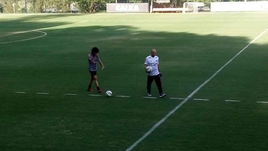 Fotos do treino do Galo com Victor e Luan em campo