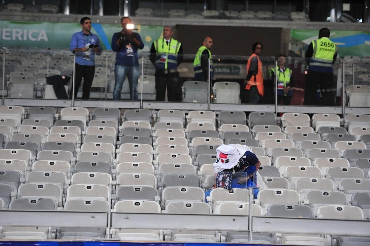 Depois do empate entre Japo e Equador, por 1 a 1, pela Copa Amrica, um torcedor japons deu um bom exemplo aos brasileiros. Com pacincia, ele recolheu lixo em vrios pontos do setor em que se encontrava no Mineiro. Na Copa de 2014, no Brasil, os nipnicos j haviam mostrado civilidade ao mundo ao limpar arquibancadas e vestirios dos estdios.