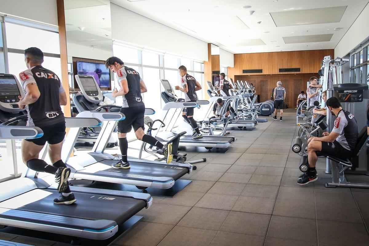 Sem tempo para lamentar os pontos deixados para trs no Rio de Janeiro, nesta segunda-feira, o Atltico fez seu primeiro treino na preparao visando o confronto contra o Santos pela 13 rodada do Campeonato Brasileiro. Ainda na capital fluminense, os jogadores do Galo tiveram uma atividade regenerativa na academia do hotel em que a delegao alvinegra ficou hospedada. O grupo atleticano chega a Belo Horizonte no fim desta tarde e, na tera, faz o ltimo treino antes do duelo contra o Peixe, s 19h30 de quarta, no Independncia.