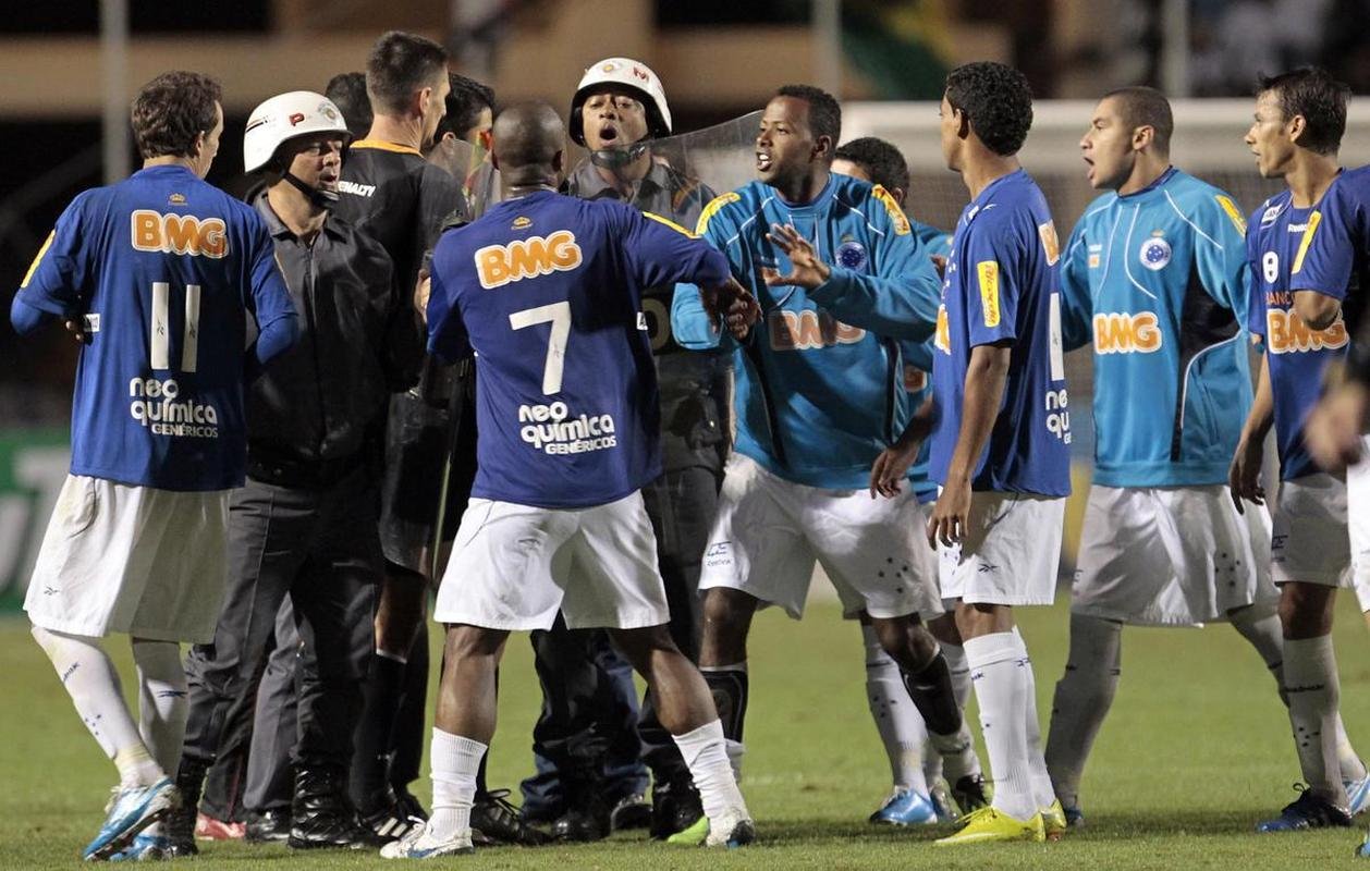 Corinthians x Cruzeiro: fotos do jogo no Pacaembu, em So Paulo, pela 35 rodada do Campeonato Brasileiro de 2010