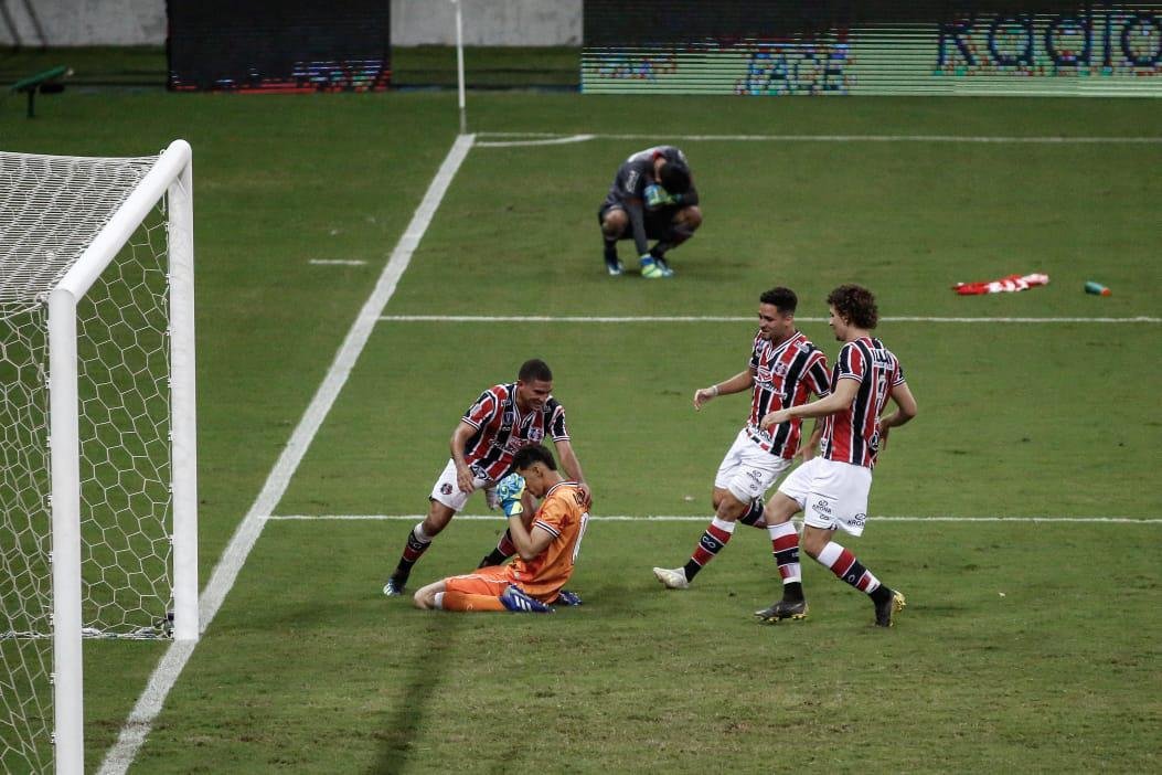 Nas cobranças dos pênaltis, Jefferson ainda defendeu o chute fraco de Fabinao, mas o goleiro Maycon Cleiton brilhou mais e fez duas defesas para colocar o Santa Cruz na grande final do Pernambucano.
