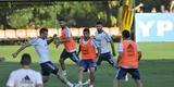 Seleo Argentina treinou nesta tera na Cidade do Galo com Lionel Messi. O craque cobrou faltas, afiou a pontaria e, em seguida, deixou a atividade mais cedo para se poupar. Na parte final, o tcnico Bauza orientou um trabalho em campo reduzido