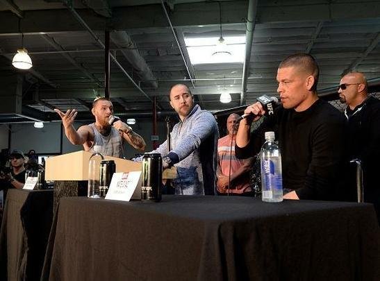 Com presença de imprensa e fãs, Conor McGregor e Nate Diaz participam de conferência em Los Angeles e esquentam clima para duelo no UFC 196