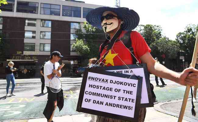 Em Melbourne, manifestante antivacina chama governo de comunista durante protesto contra a suspensão do visto de Djokovic