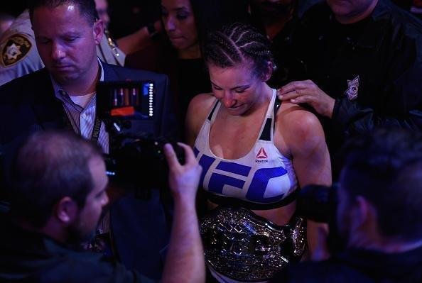 Miesha Tate finaliza Holly Holm com mata-leão, no quinto round, e conquista cinturão peso galo