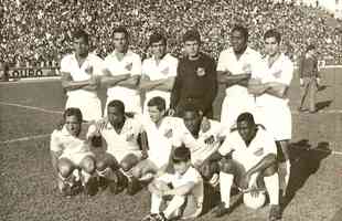 1968 - Jogadores do Santos Futebol Clube. Da direita para a esquerda: Carlos Alberto, R. Delgado, Clodoaldo, Claudio, Joel e Rildo, em p. Agachados: Toninho, Lima, Douglas, Pele e Edu.