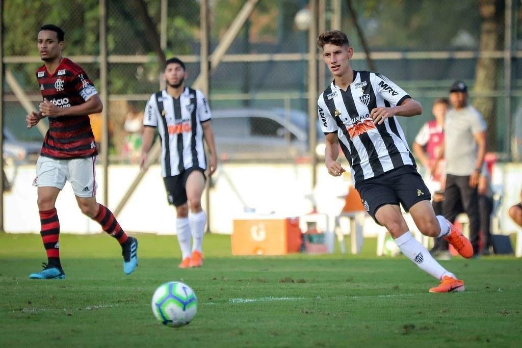 Murilo Coletti - O atacante de 19 anos foi contratado junto  Ferroviria-SP. O garoto jogou apenas duas vezes com o time sub-20, mas fez parte do elenco campeo mineiro. Antes de chegar ao Galo, ele disputava o Paulista da categoria.