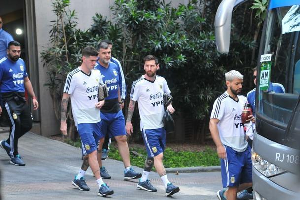 Jogadores da Argentina embarcam rumo ao treino no Independência