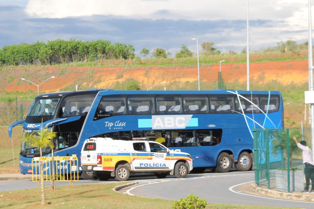 Cruzeiro chegou ao aeroporto de Confins depois de derrota para o Grmio, em Porto Alegre