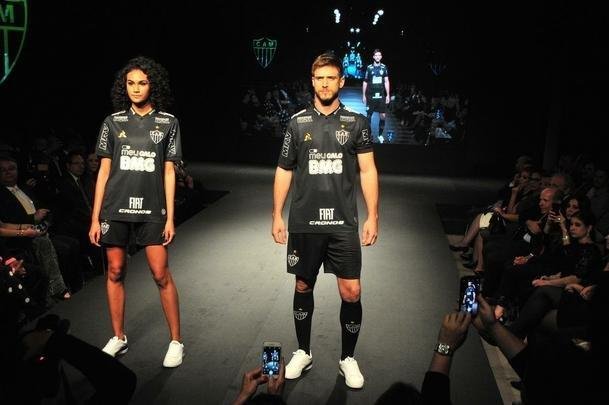 Nova coleo de uniformes do Atltico produzida pela fornecedora francesa Le Coq