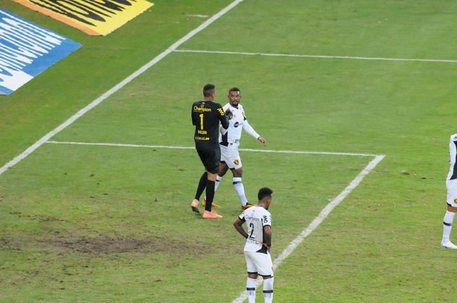 Fotos do primeiro gol do Cruzeiro, marcado por Sabino (Sport), contra