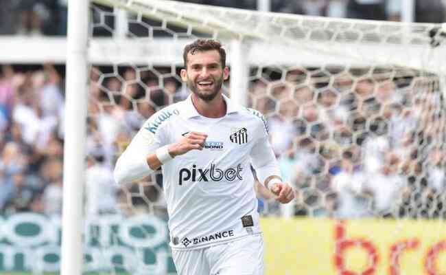 Léo Baptistão marcou o primeiro gol do Santos na vitória por 2 a 1 sobre o Coritiba