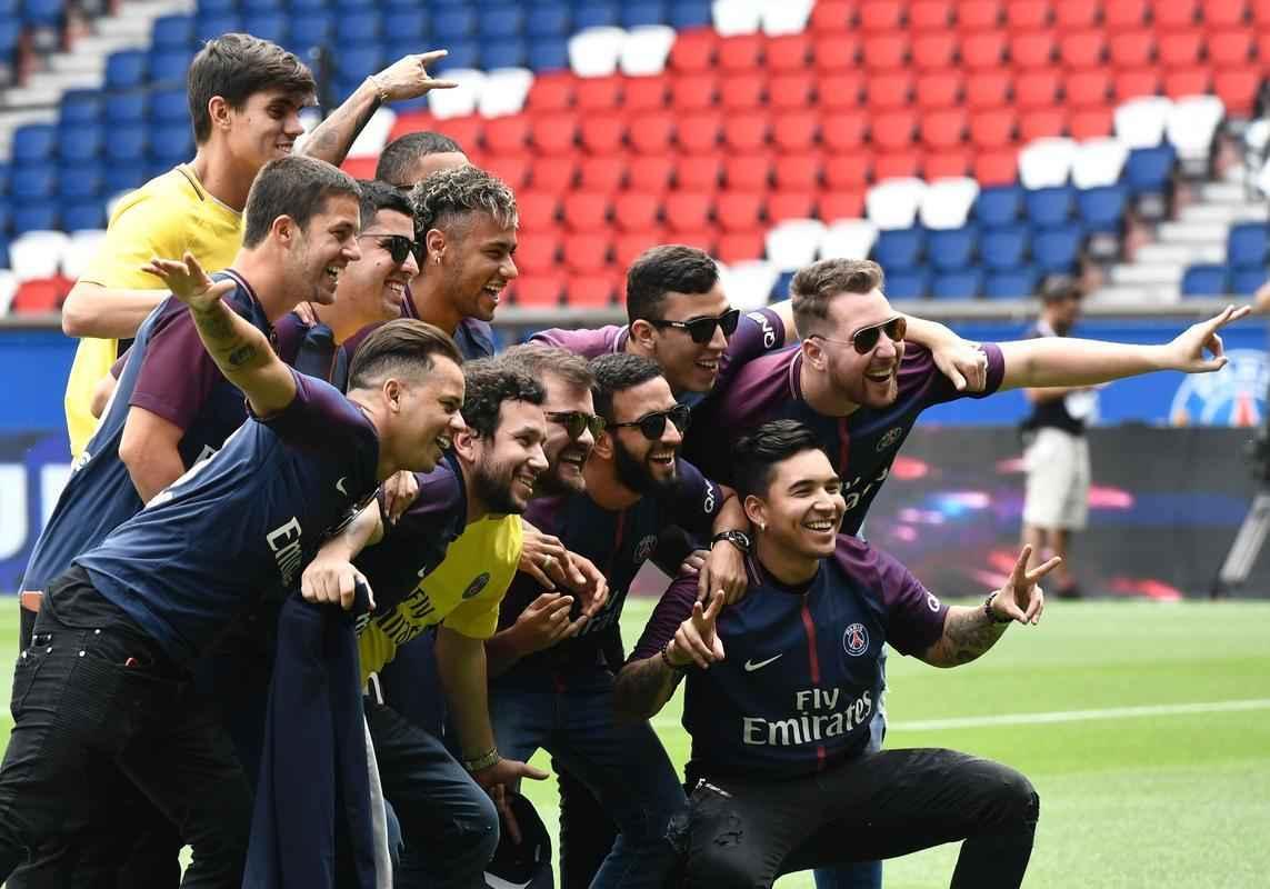 Imagens da apresentao de Neymar como grande reforo do Paris Saint-Germain