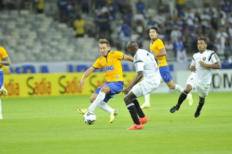 2014 tambm teve um quarto uniforme. Novamente, uma camisa amarela do Cruzeiro foi lanada, em homenagem  Seleo Brasileira, que tentara conquistar o sexto ttulo da Copa do Mundo pela terceira vez naquele ano.