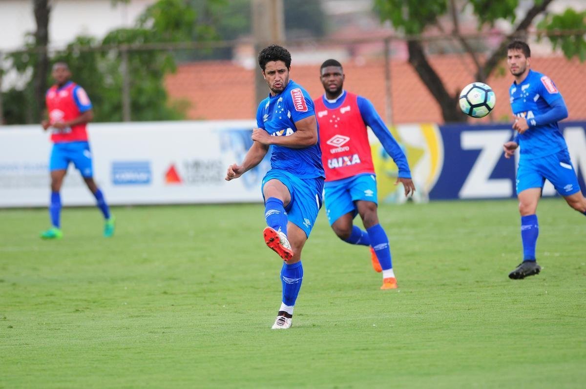 Com presena da torcida, Cruzeiro seguiu preparao para jogo contra o Fluminense, no Mineiro. Nesta sexta, Mano definiu Lucas Silva como substituto de Henrique, suspenso. O zagueiro Leo treinou normalmente aps se recuperar de leso e ser relacionado. 