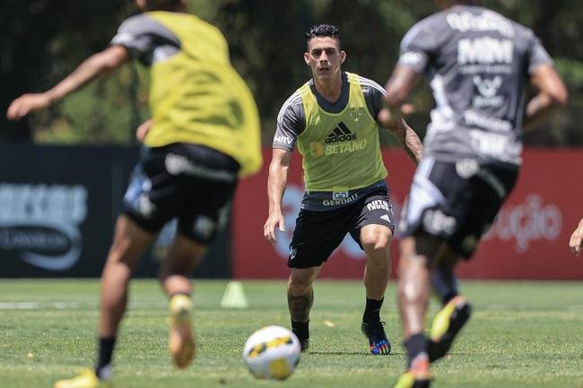 Fotos do treino do Atltico nesta quarta-feira (12/10), na Cidade do Galo. Em recuperao de um incmodo na panturrilha esquerda, Hulk fez funcional no campo e ainda  dvida para o confronto contra o Flamengo, no sbado, s 20h30, no Maracan, pelo Brasileiro