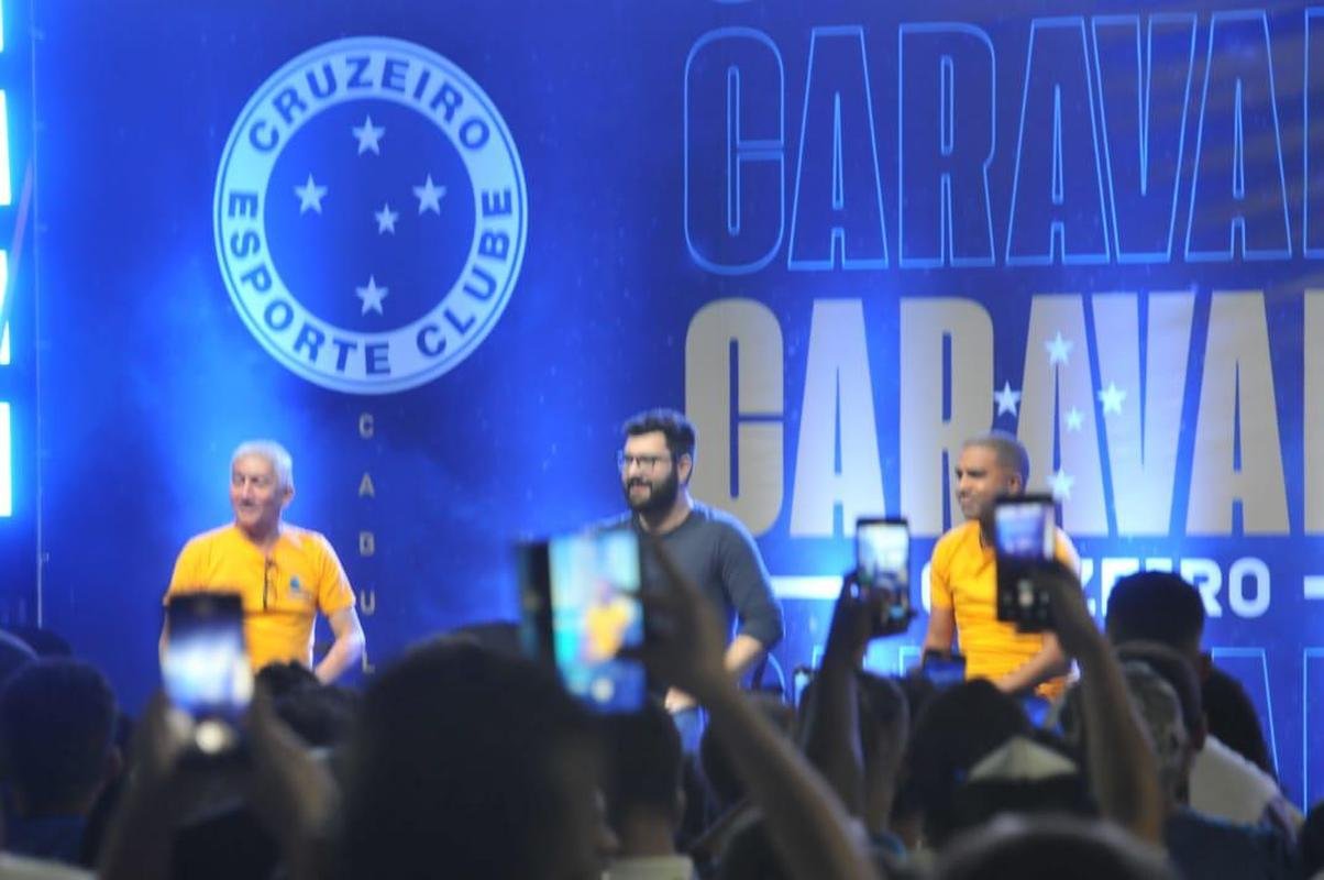 Nonato e Leandro, ex-laterais do clube, durante papo com o pblico de Conselheiro Lafaiete na Caravana do Cruzeiro