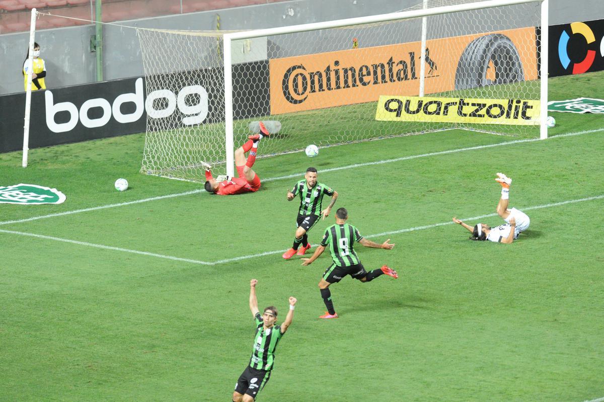 Fotos do duelo entre Amrica e Ponte Preta, no Independncia, em Belo Horizonte, em jogo de volta da quarta fase da Copa do Brasil