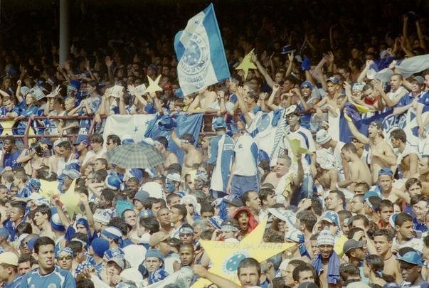 Torcida do Cruzeiro lotou Mineiro em 30 de novembro de 2003 para assistir ao duelo com o Paysandu, pela 44 rodada do Campeonato Brasileiro, que confirmaria o ttulo brasileiro e a Trplice Coroa. O pblico foi de 73.141 pagantes e gerou uma renda de R$ 827.201,00. O nmero de presentes no foi divulgado. O time celeste no decepcionou, venceu por 2 a 1, com gols de Zinho e Mota, e deu incio  festa em Belo Horizonte.