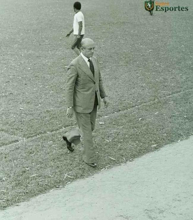 Apresentao do tcnico Zez Moreira, em 1975; no ano seguinte, o clube seria campeo da Copa Libertadores sob o comando dele