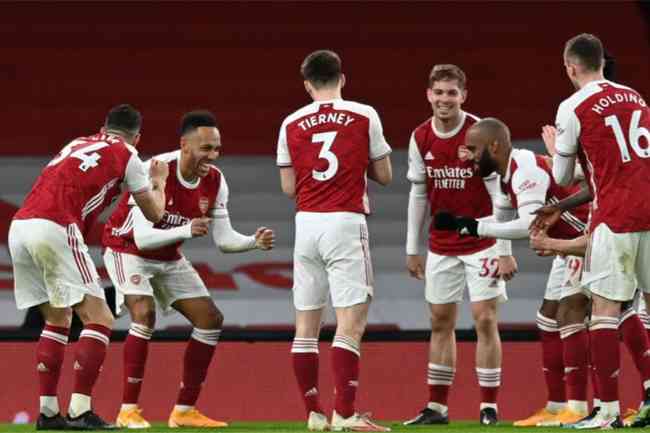 Jogadores do Arsenal na comemorao de um dos gols de Aubameyang