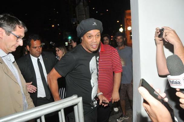 Ronaldinho chegou com duas horas de atraso  sede, onde recebeu homenagem do Atltico