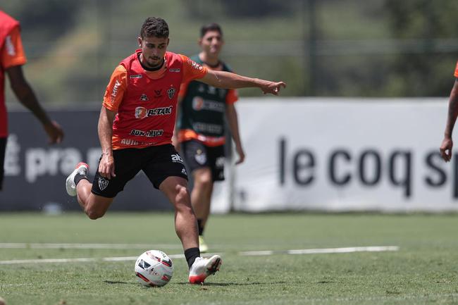 Com seriedade, mas tambm descontrao, o Atltico treinou sob sol forte na manh desta sexta-feira (21), na Cidade do Galo, em Vespasiano. Este foi o quinto dia de pr-temporada para o clube mineiro em 2022, sob o comando do tcnico argentino Antonio 'El Turco' Mohamed. Novas baixas, o volante Allan e o atacante Keno testaram positivo para COVID-19 e no participaram das atividades (ambos cumprem perodo de sete dias de isolamento social).