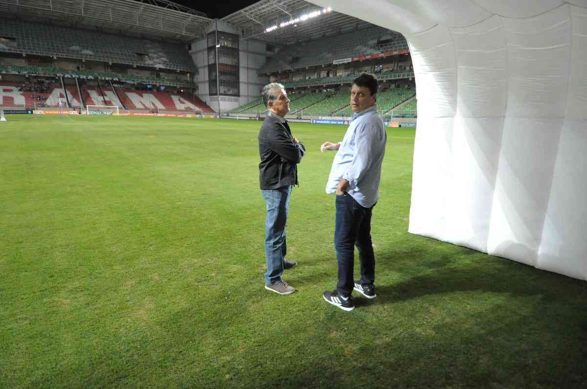 Tcnico Adilson Batista ao lado do diretor de futebol Ricardo Drubscky antes do jogo 
