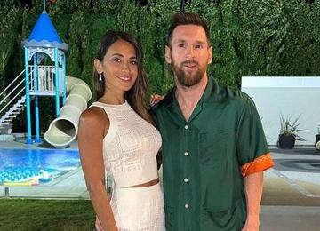 Astros do futebol pelo mundo publicaram fotos nas redes sociais da virada de ano neste sábado; confira a galeria que tem de família a grandes festas