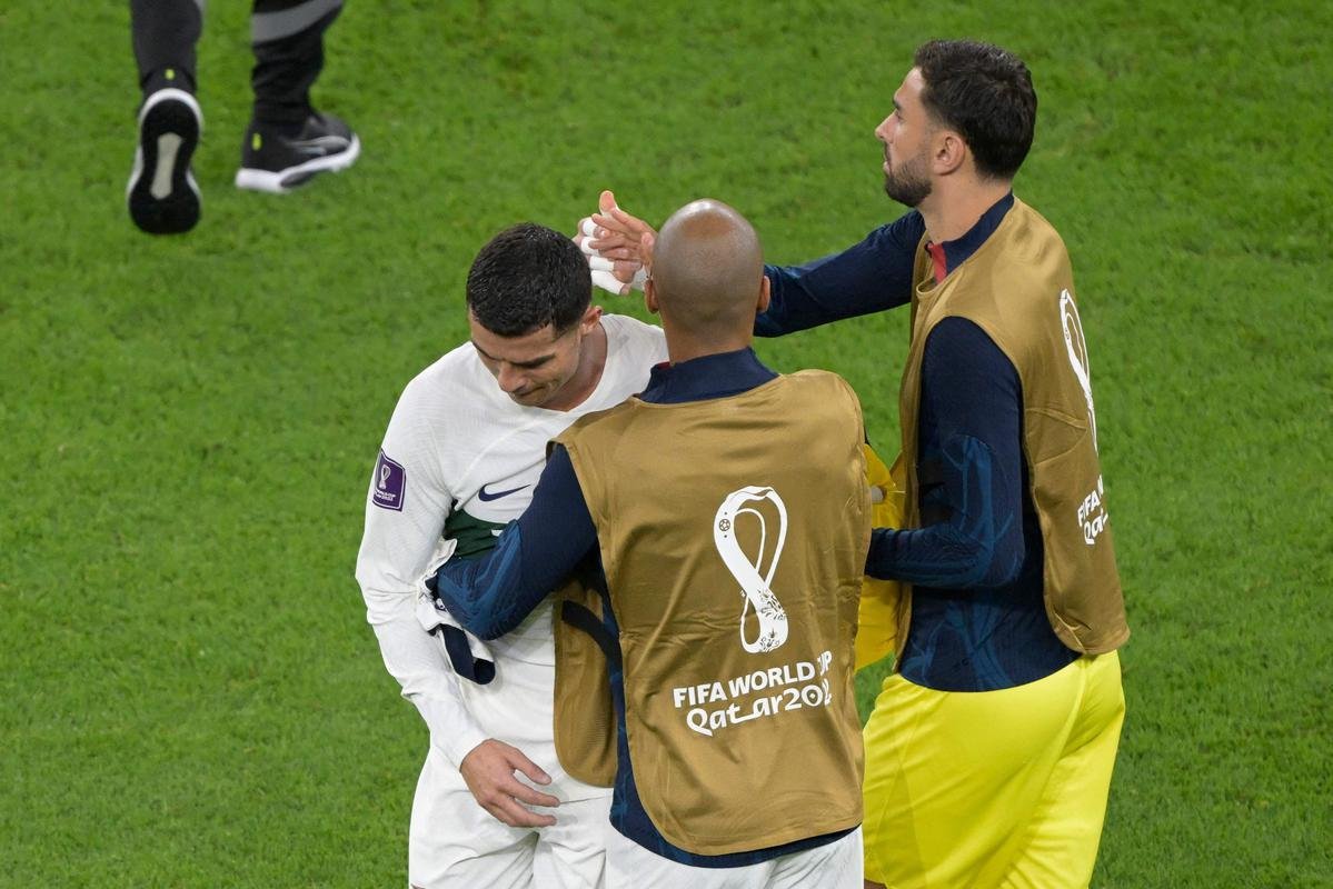 Cristiano Ronaldo chora aps eliminao de Portugal na Copa do Mundo diante de Marrocos