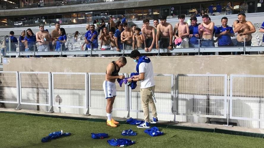 Festa do time do Cruzeiro e da torcida no Mineiro com a confirmao da vaga na final do Campeonato Mineiro. Raposa venceu o Athletic novamente, dessa vez por 2 a 1, e agora aguarda Atltico ou Caldense na deciso